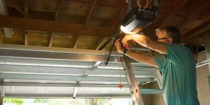 Pros and Cons of DIY Garage Door Repair in Los Angeles — When to Call a Pro